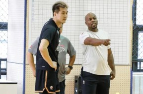 爱游戏-赛前体能课后，广州队绝杀压哨备战NBA季后赛，质疑声仍在，训练强度明显提升的简单介绍